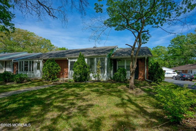 30F Cambridge Ct, Lakewood, NJ 08701 - ranch-style home featuring brick siding and a front yard