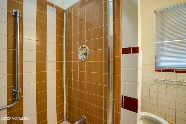 30F Cambridge Ct, Lakewood, NJ 08701 - full bath with a tile shower, tile walls, and toilet