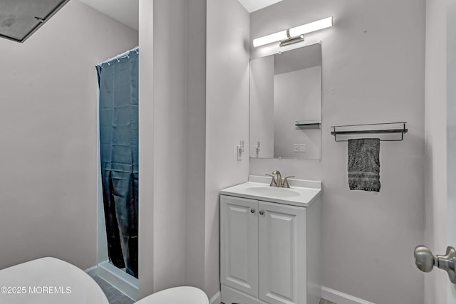 full bathroom featuring toilet, a shower with curtain, vanity, and baseboards