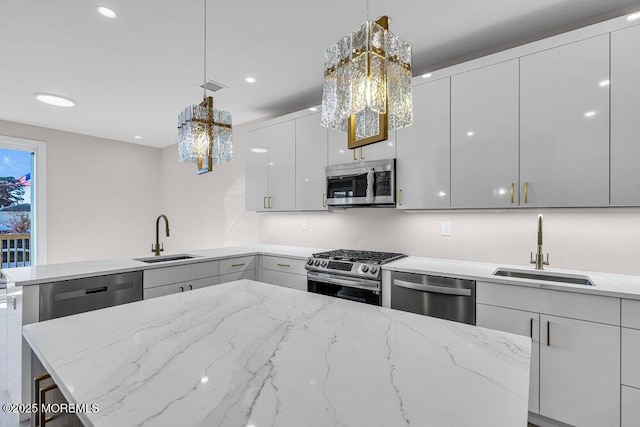 14 Blue River Way, Lakewood, NJ 08701 - kitchen featuring stainless steel appliances, a sink, modern cabinets, decorative light fixtures, and recessed lighting