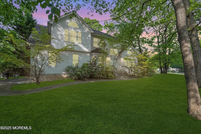 view of front of house featuring a front lawn
