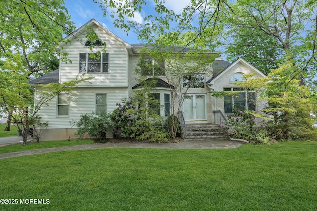 traditional home featuring a front yard