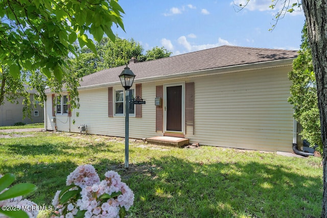 14 E Ave, Atlantic Highlands, NJ 07716 - ranch-style house featuring a front lawn and a shingled roof