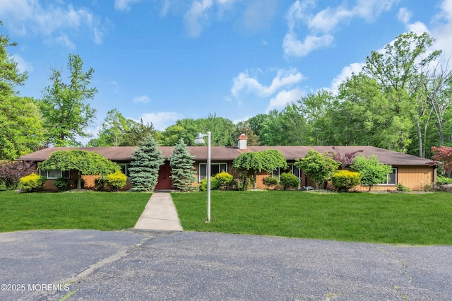 single story home with a front yard