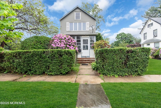 19 Union Ave, Freehold, NJ 07728 - view of front facade with entry steps and a front yard