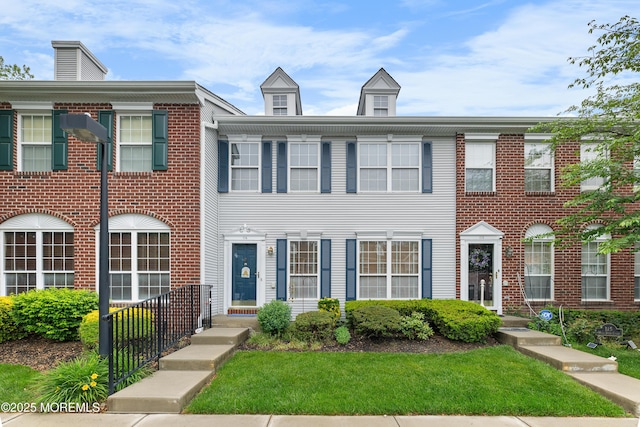 multi unit property featuring a front yard