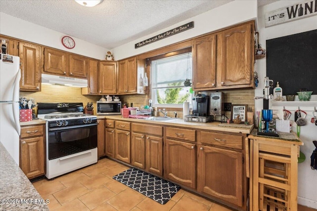 19 Acapulco Dr, Brick, NJ 08723 - kitchen featuring range with gas stovetop, under cabinet range hood, stainless steel microwave, a sink, and backsplash