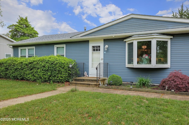 view of front of home featuring a front lawn