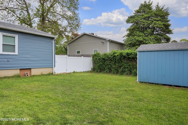 view of yard featuring an outdoor structure and a shed
