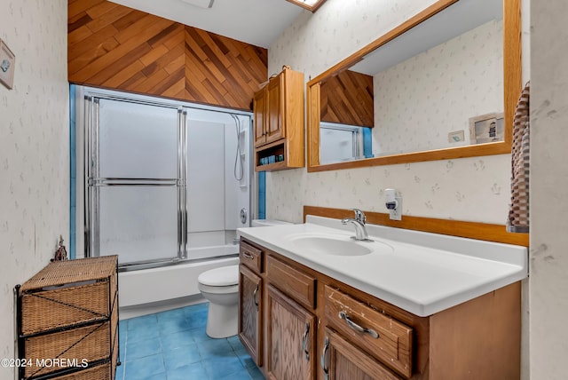 bathroom with wallpapered walls, toilet, vanity, and enclosed tub / shower combo