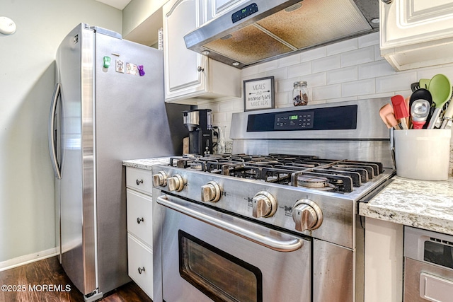kitchen with stainless steel appliances, under cabinet range hood, dark wood-type flooring, and decorative backsplash