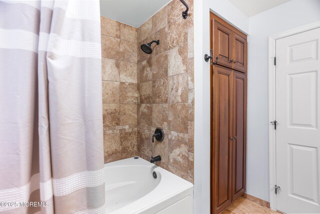 29 Jefferson Ct, Jackson, NJ 08527 - full bath featuring shower / tub combo with curtain