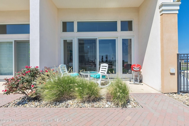 view of exterior entry featuring stucco siding