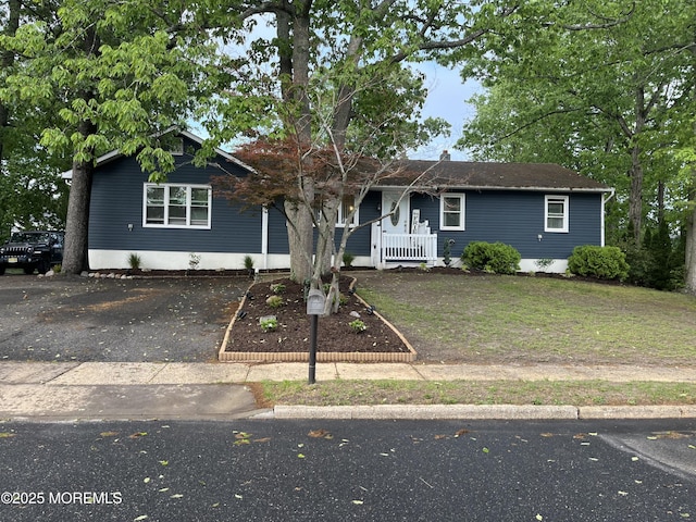 view of front of house with covered porch and driveway