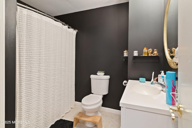 full bathroom featuring tile patterned flooring, toilet, vanity, baseboards, and a shower with shower curtain