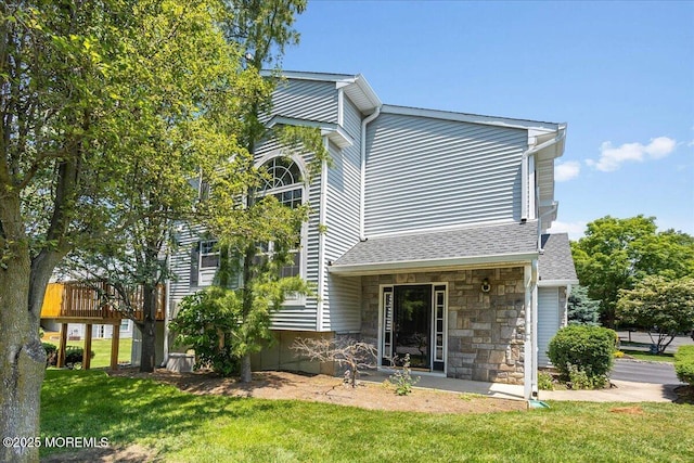 24 Hanna Ln Unit 304, Laurence Harbor, NJ 08879 - back of property featuring a lawn and a shingled roof