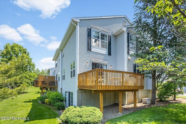 24 Hanna Ln Unit 304, Laurence Harbor, NJ 08879 - back of property with a yard and a deck