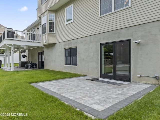 16 Wildflower Ct, Manalapan, NJ 07726 - back of house featuring a patio area, a yard, stucco siding, and a balcony