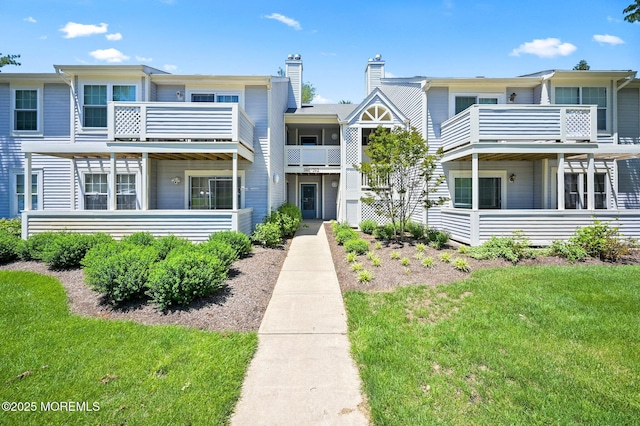 view of front of house with a front yard