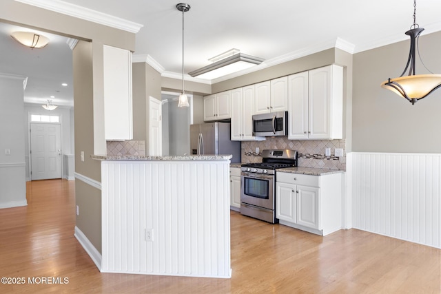 14 Osprey Ln Unit 72, Bayville, NJ 08721 - kitchen featuring stainless steel appliances, light wood-style flooring, white cabinets, and ornamental molding