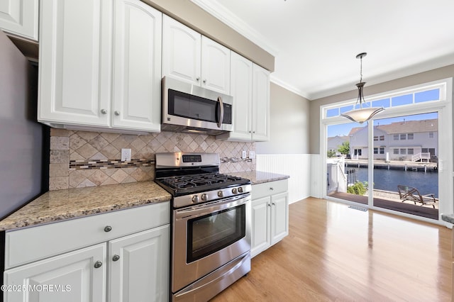 14 Osprey Ln Unit 72, Bayville, NJ 08721 - kitchen with appliances with stainless steel finishes, light wood-type flooring, crown molding, white cabinets, and a wainscoted wall