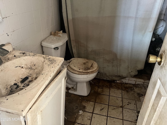 614 Beach Blvd, Forked River, NJ 08731 - full bathroom featuring toilet, vanity, a shower with shower curtain, and stone finish flooring
