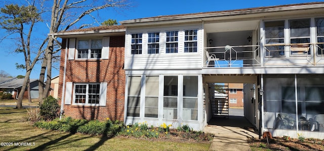41E Cambridge Ct, Lakewood, NJ 08701 - rear view of house with brick siding and a balcony