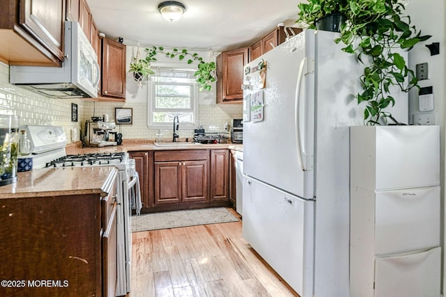 33 Cumberland Dr, Brick, NJ 08723 - kitchen featuring white appliances, a sink, tasteful backsplash, light wood finished floors, and light countertops