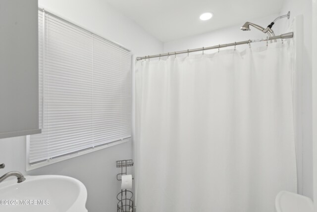 131 S Commodore Dr, Little Egg Harbor, NJ 08087 - full bathroom featuring a sink, toilet, a shower with shower curtain, and recessed lighting
