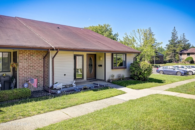 47 Wild Turkey Way Unit E, Manalapan, NJ 07726 - single story home with a front yard and brick siding
