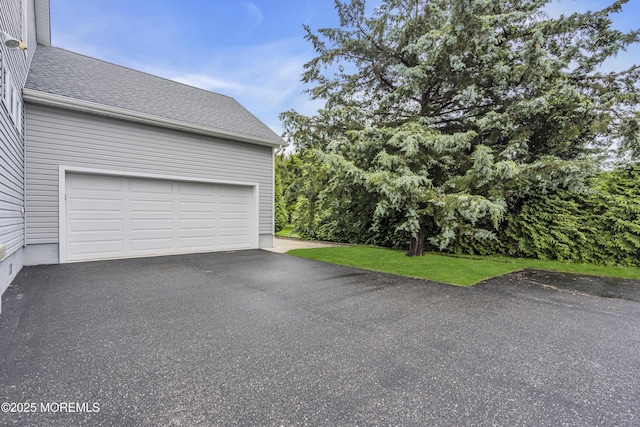 24 Woodview Ln, Cape May Court House, NJ 08210 - garage with driveway