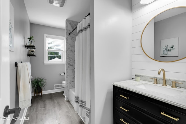 469 E Rd, Belford, NJ 07718 - full bathroom with vanity, wood finished floors, toilet, and shower / tub combo with curtain
