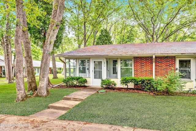 142A Farrington Ct, Lakewood, NJ 08701 - ranch-style house with a front lawn and brick siding