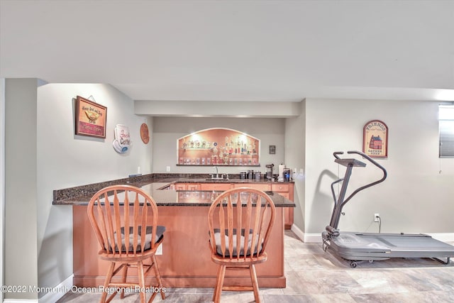 11 Elkridge Way, Manalapan, NJ 07726 - indoor wet bar featuring baseboards