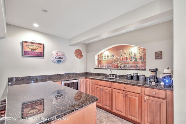 11 Elkridge Way, Manalapan, NJ 07726 - indoor wet bar with beverage cooler and recessed lighting