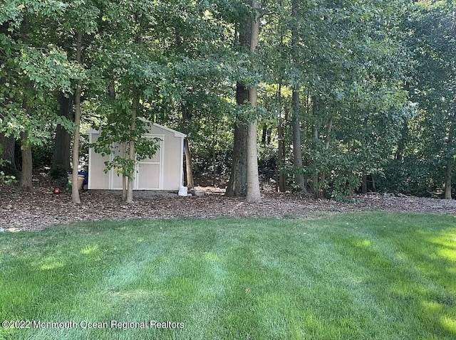 11 Elkridge Way, Manalapan, NJ 07726 - view of grassy yard