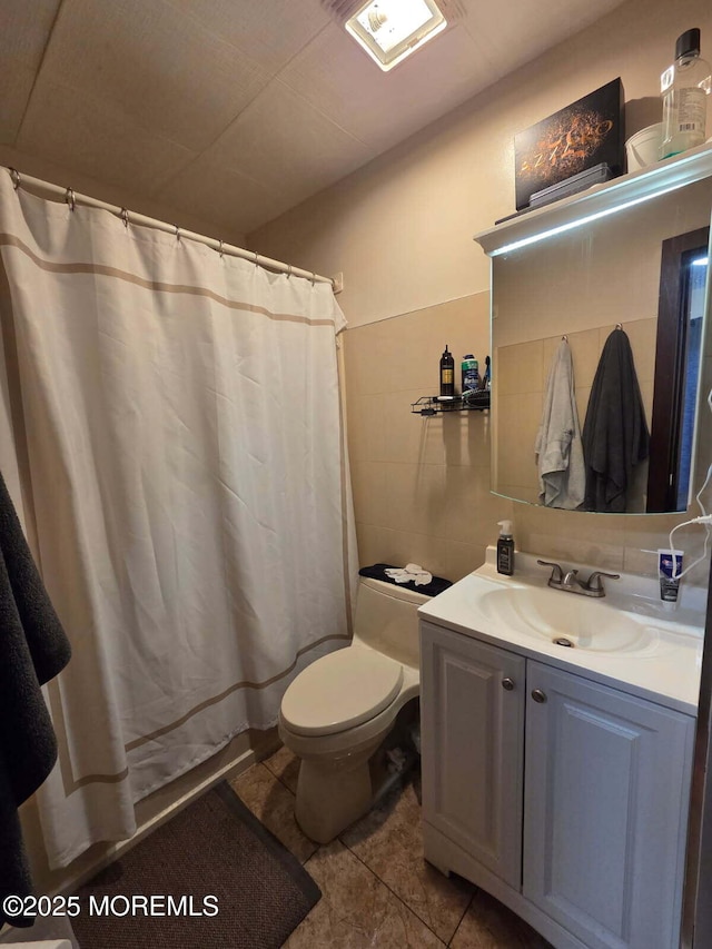 37 Beachway Ave, Keansburg, NJ 07734 - full bath featuring toilet, vanity, a shower with shower curtain, and tile patterned floors