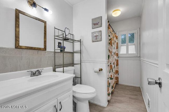 24 Delaware Trl, Browns Mills, NJ 08015 - bathroom featuring wainscoting, toilet, vanity, crown molding, and a shower with curtain