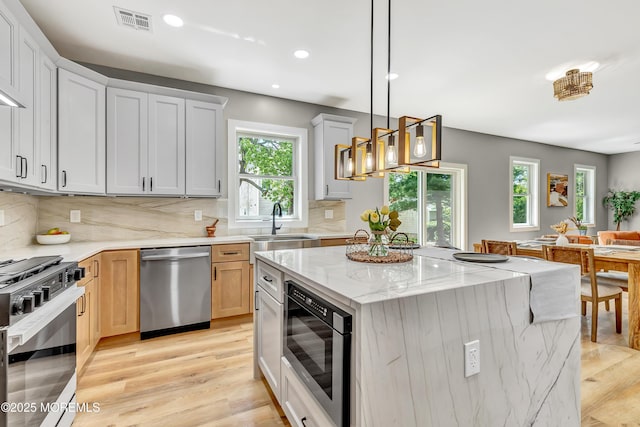 7 Cardinal Ave, Brick, NJ 08724 - kitchen featuring appliances with stainless steel finishes, healthy amount of natural light, light wood finished floors, backsplash, and recessed lighting
