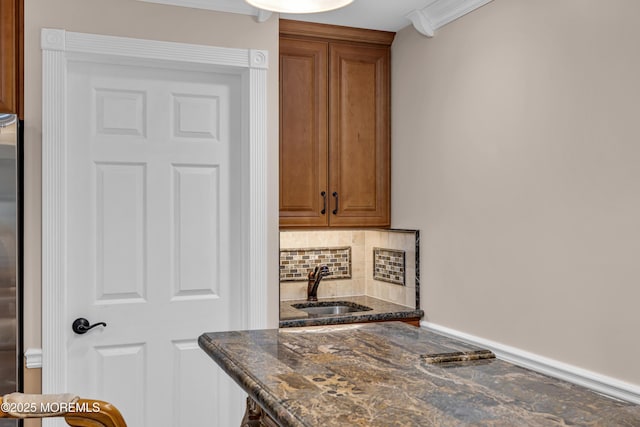 16 W Ave, Gladstone, NJ 07934 - bar area featuring backsplash and a sink