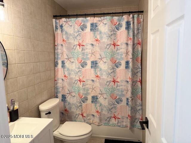 372 Oak Knoll Dr, Manalapan, NJ 07726 - full bathroom featuring vanity, tile walls, toilet, and shower / tub combo with curtain