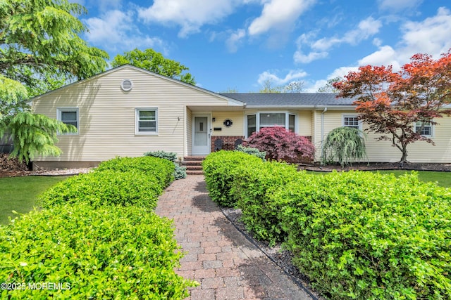 5 Westbrook Cir, Howell, NJ 07731 - ranch-style house with a front yard