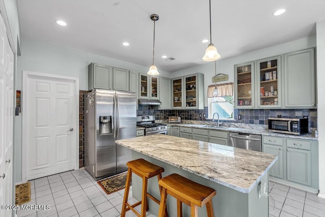 1771 Calico Ln, Toms River, NJ 08753 - kitchen featuring appliances with stainless steel finishes, gray cabinets, a sink, a breakfast bar area, and recessed lighting