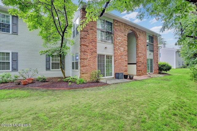 5-3 Portland Ct, Freehold, NJ 07728 - rear view of house featuring a lawn and brick siding