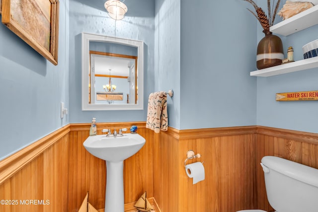 18 Skimmer Ln Unit 53, Bayville, NJ 08721 - half bathroom featuring a wainscoted wall, toilet, a chandelier, and a sink