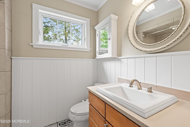 183 Crestview Dr, Middletown, NJ 07748 - bathroom featuring wainscoting, toilet, vanity, a tile shower, and ornamental molding