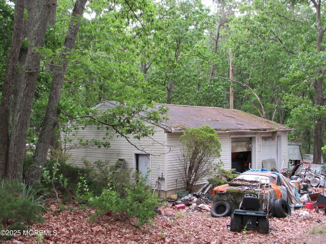 138 N Cooks Bridge Rd, Jackson, NJ 08527 - view of side of home featuring a garage and a forest view