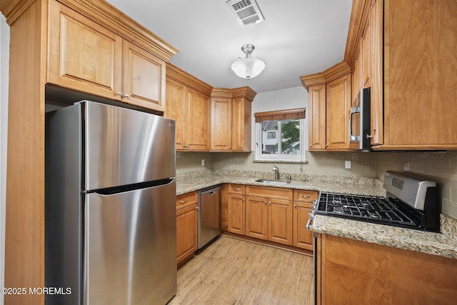 70 Lexington Cir, Matawan, NJ 07747 - kitchen with stainless steel appliances, a sink, light wood finished floors, and decorative backsplash