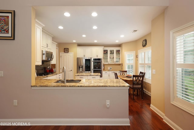 118 Timber Hill Dr, Monroe, NJ 08831 - kitchen with stainless steel appliances, a sink, baseboards, a peninsula, and recessed lighting