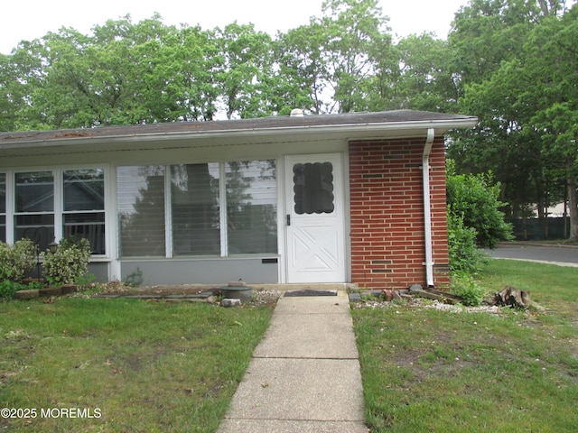 474F Thornbury Ct, Lakewood, NJ 08701 - doorway to property featuring brick siding and a yard